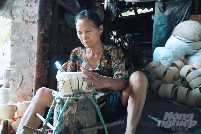 z5802693809399_e44ae398a622f7d61dccea3f9cd610b3-121416_682-121416.jpg Công đoạn bưng trống rất quan trọng để có được một chiếc trống vang. Ảnh: Khánh Linh.