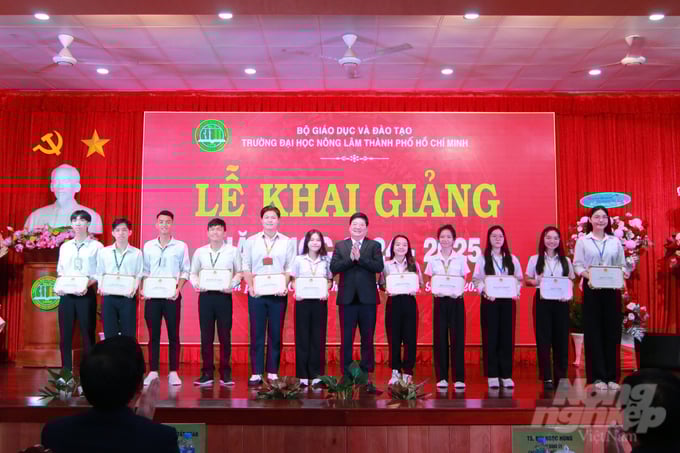 dsasa-125424_754-125425.jpg Các sinh viên tiêu biểu năm học 2023-2024 được trường Đại học Nông lâm TP.HCM vinh danh tại lễ khai giảng.