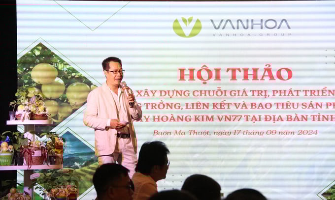 img_5679-150124_337.jpg Ông Võ Nhật Hùng, Phó Tổng Giám đốc Công ty Cổ phần Đầu tư Vạn Hòa giới thiệu về giống chanh dây Hoàng kim VN77 và chính sách liên kết. Ảnh: Quang Yên.