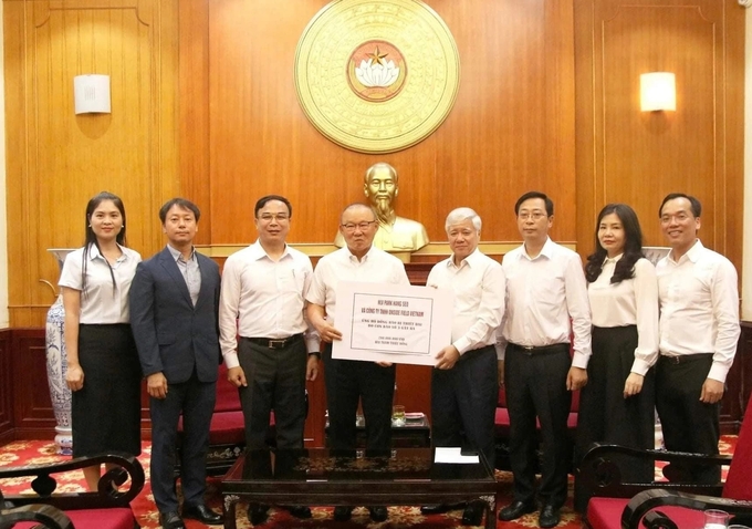 park1-170605_662.jpg HLV Park Hang-seo đã tham gia ủng hộ tại Mặt trận Tổ quốc Việt Nam.