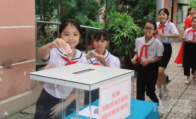 z5839080573874_bfd84c6b5e3b515c28ed4c55ac100e8d-122204_51-122205.jpg Các em thiếu nhi sẵn sàng đóng góp số tiền nhỏ bé dành dụm được từ tiền ăn sáng hay tiết kiệm trong nhiều ngày để cùng chia sẻ hỗ trợ, giúp đỡ cho các bạn thiếu nhi ở các tỉnh miền Bắc. Ảnh: Hoàng Phúc.