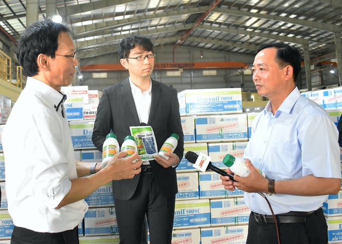 mac-ao-giap-daconil-cho-cay-trong-083701_170.jpg Hãng SDS Biotech K.K. và Việt Thắng Group trả lời phỏng vấn của Báo Nông nghiệp Việt Nam về Daconil 'chính hiệu'. Ảnh: Minh Đảm.