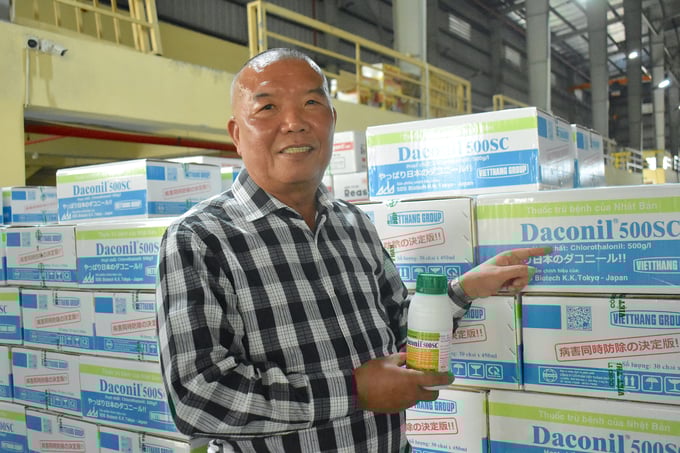 mac-ao-giap-daconil-cho-cay-trong-084924_12.jpg Ông Lê Văn Thế, Chủ tịch Hội đồng quản trị của Việt Thắng Group chia sẻ về dự kiến của doanh nghiệp đối với việc Daconil bị nhiều sản phẩm làm nhái. Ảnh: Minh Đảm.