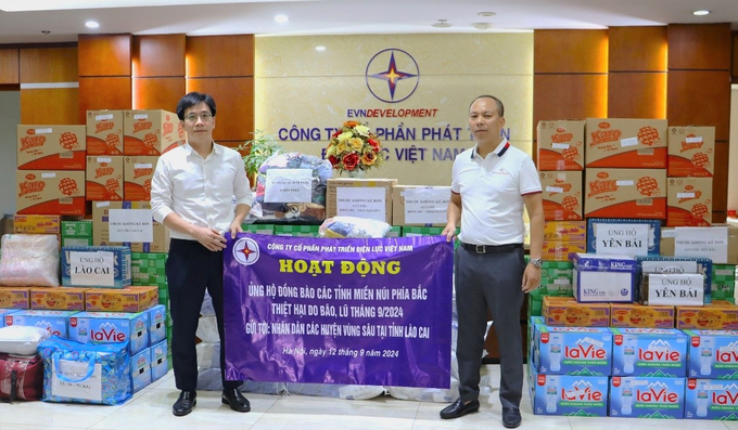 vnpd-160602_824.jpg Ông Ngô Quốc Huy – Tổng giám đốc Công ty (bên trái) và ông Vương Hữu Thăng – Phó chủ tịch Công đoàn Công ty tổ chức phát động hoạt động ủng hộ. Ảnh: VNPD.