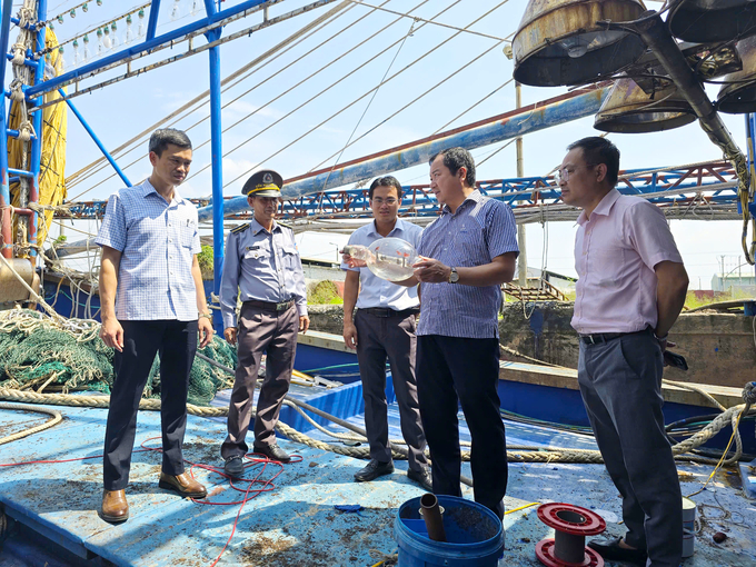 cuc-thuy-san-tang-qua-ho-tro-ngu-dan-lap-le-bi-thiet-hai-do-bao-171107_879.jpg Ông Trần Đình Luân - Cục trưởng Cục Thủy sản - kiểm tra tình hình thiệt hại của tàu cá sau bão số 3 tại xã Lập Lễ, huyện Thủy Nguyên. Ảnh: Đinh Mười.