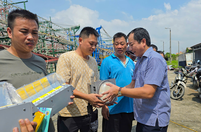 cuc-thuy-san-tang-qua-ho-tro-ngu-dan-lap-le-bi-thiet-hai-do-bao-171109_298.jpg Các ngư dân được nhận quà là những trường hợp có nhiều thiệt hại sau bão. Ảnh: Đinh Mười.