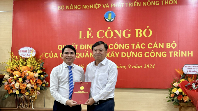 ong-le-hong-linh-lam-cuc-truong-cuc-quan-ly-xay-dung-cong-trinh-bo-nn-ptnt-191008_405.jpg Thứ trưởng Nguyễn Hoàng Hiệp trao quyết định và hoa chúc mừng ông Lê Hồng Linh (bên trái) giữ chức Cục trưởng Cục Quản lý xây dựng công trình. Ảnh: Diệp Anh.