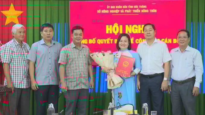 soc-trang-co-tan-nu-pho-giam-doc-so-nn-ptnt-152950_542.jpg Ông Lâm Hoàng Nghiệp, Phó Chủ tịch UBND tỉnh Sóc Trăng (thứ 2, bên phải), trao quyết định bổ nhiệm Phó Giám đốc Sở NN-PTNT cho bà Quách Thị Thanh Bình. Ảnh: Kim Anh.