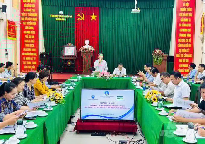 z5846523489745_39e9d636cd9199bba1b3451bded30f9f-154754_362-154754.jpg Chi cục Thủy sản TP Cần Thơ tổ chức lớp tập huấn triển khai các quy định mới về điều kiện sản xuất thức ăn thủy sản, sản phẩm xử lý môi trường nuôi trồng thủy sản. Ảnh: Lê Hoàng Vũ.
