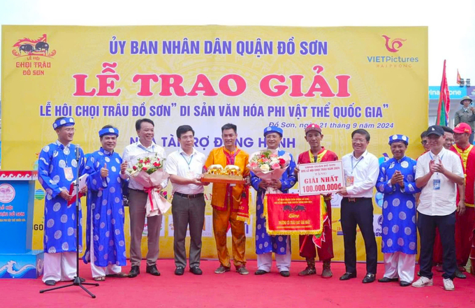 choi-trau-3-162517_698.jpg Ban Tổ chức trao giải Nhất cho ông Lưu Đình Khang, chủ trâu 04 và đại diện lãnh đạo phường Hải Sơn. Ảnh: Đinh Mười.