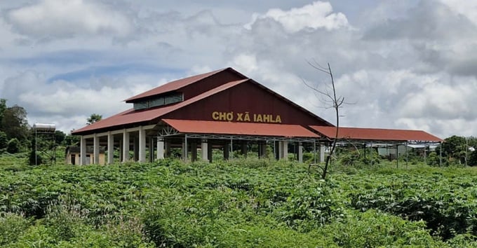 z5835094689506_d1fae9806a0e993f1a3000b4fa43b383-113028_359.jpg Chợ xã Ia Hla đã đưa vào sử dụng được hơn 3 năm nhưng vẫn không có người kinh doanh, buôn bán. Ảnh: Tuấn Anh.