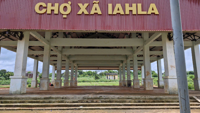 z5835108912757_ebb328e03b23dc3bfb4cf5158d120f14-113204_503.jpg Các hàng mục bên trong chợ đã xuống cấp trầm trọng. Ảnh: Tuấn Anh.