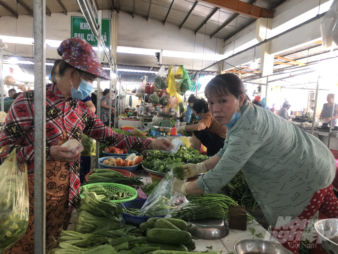1-130358_607-130359.jpg Trước tình hình mưa, bão, rau củ ở chợ lẻ tăng giá. Ảnh: Nguyễn Thủy.