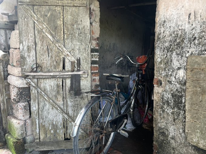 z5776909520660_af60256e809d9bf5e609670e7f15f2d6-082952_567.jpg Chiếc xe đạp cũ là phương tiện đi học của Thủ. Ảnh: Minh Toàn.