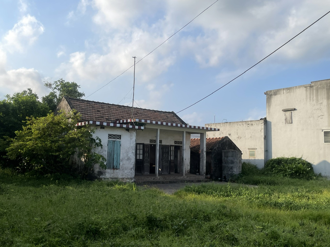 z5776909591704_a1d37f319f0c32f39ea265046ced43b7-083020_90.jpg Miếng đất và căn nhà nhỏ này là tài sản duy nhất của hai bố con ông Viển. Ảnh: Minh Toàn.