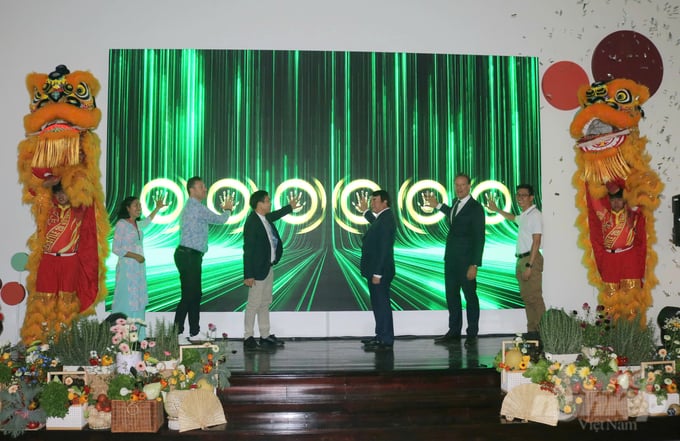 z5854625803465_dafd6162d3ed5f5b12a6ba05579a44e6-161810_222-161811.jpg Các đại biểu thực hiện nghi thức khánh thành Trung tâm Nghiên cứu và Phát triển Rijk Zwaan Việt Nam. Ảnh: PC.