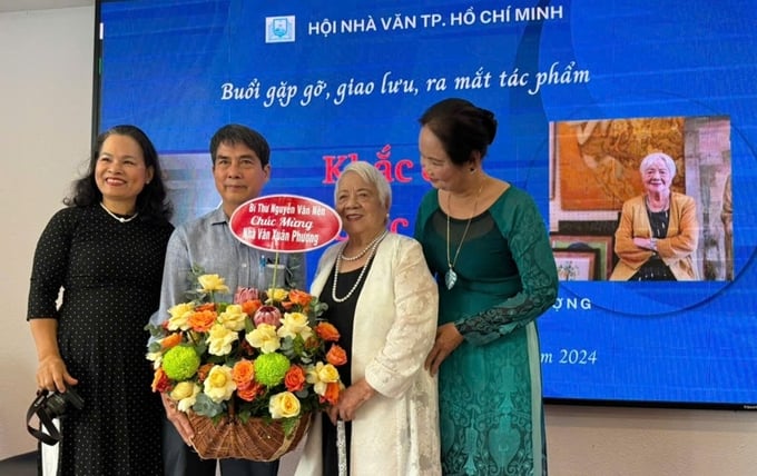 1-chuc-mung-124326_804.jpg Đạo diễn Xuân Phượng nhận hoa chúc mừng của các đồng nghiệp thế hệ sau.