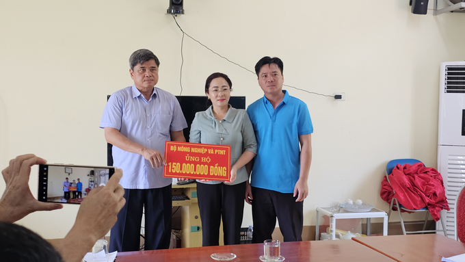 20240924_095814-144030_660.jpg Thứ trưởng Trần Thanh Nam trao hỗ trợ khắc phục thiệt hại do bão lũ cho lãnh đạo xã Trịnh Tường. Ảnh: H.Đ.