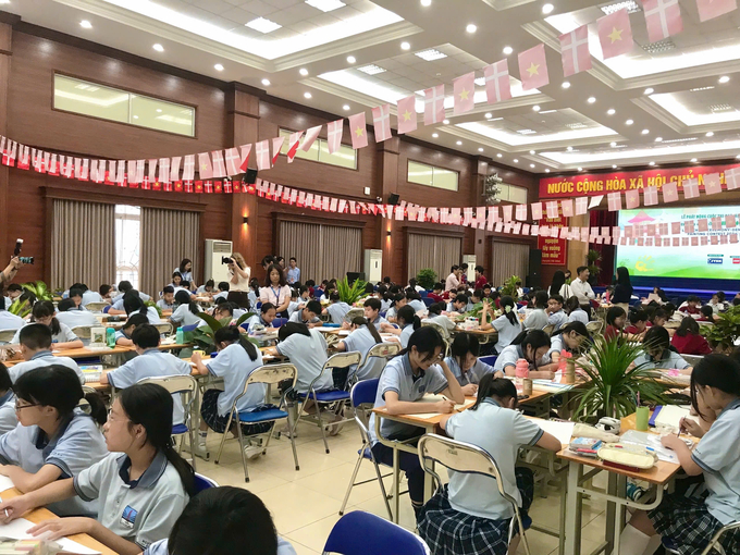 200-140025_59.jpg Hơn 200 em học sinh của trường Nguyễn Siêu và trường Tiểu học Nguyễn Viết Xuân cùng tham gia vẽ tại chỗ theo chủ đề cuộc thi. Ảnh: Minh Hà.