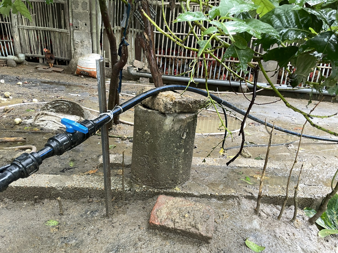 a2-b1-001048_246.jpg Giếng khoan sâu hơn 30m này đã giải được cơn khát trong nhiều năm qua của hộ gia đình anh Huy và họ hàng. Ảnh: Hùng Khang.
