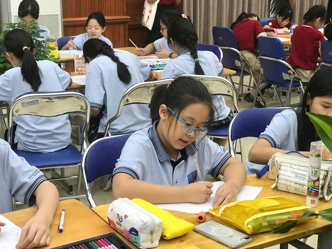 dmach-133341_760.jpg Em Đinh Diệu Đan rất hào hứng hoàn thành bài dự thi của mình. Ảnh: Minh Hà.