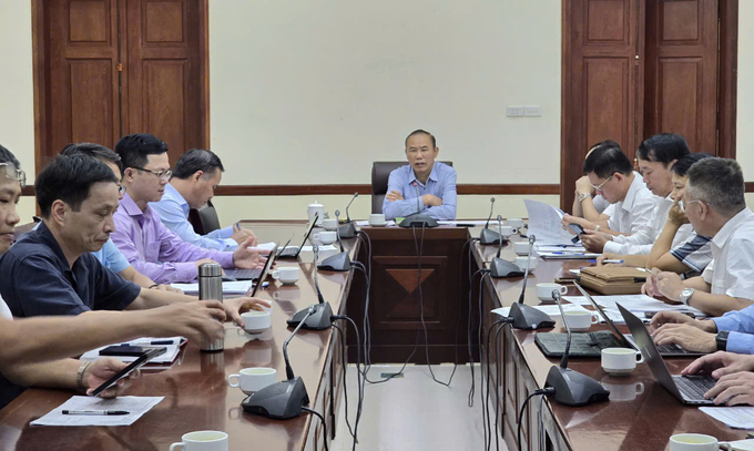 z5867077015133_43784c90c973c73f02a722667560461d-204533_149.jpg Thứ trưởng Phùng Đức Tiến làm việc với lãnh đạo các Cục, vụ liên quan để chuẩn bị cho Hội nghị trao tặng, hỗ trợ phục hồi sản xuất chăn nuôi và nuôi trồng thuỷ sản các tỉnh, thành phố ảnh hưởng sau bão, lũ. Ảnh: Linh Linh.
