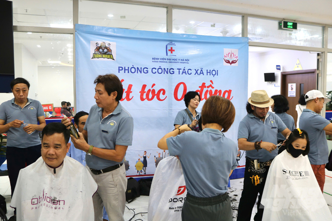 anh-1-1-131354_793-131355.jpg Hoạt động cắt tóc '0 đồng' do Hội Làng nghề tóc Kim Liên phối hợp với Phòng Công tác xã hội – Bệnh viện Đại học Y Hà Nội tổ chức. Ảnh: Đức Bách.