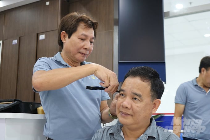anh-4-1-131355_781-131356.jpg Nghệ nhân làng tóc Kim Liên Phạm Duy Hào.