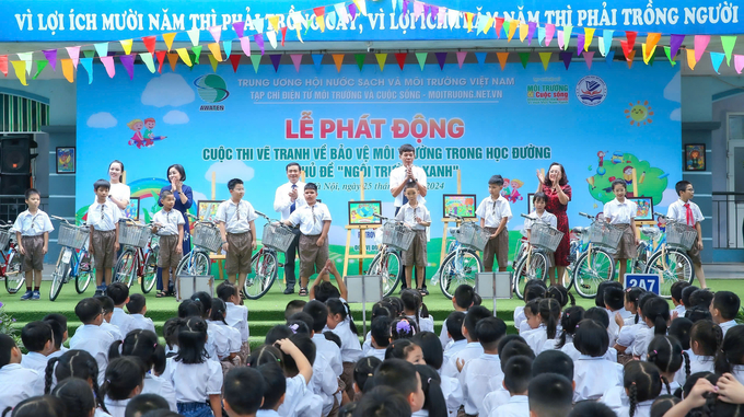 z5866839253886_b7c835299e0daa044c24b5d6c804e44f-095704_439.jpg Tại buổi lễ phát động, Tạp chí điện tử Môi trường và Cuộc sống trao 10 phần quà là 10 chiếc xe đạp cho các em học sinh có hoàn cảnh khó khăn có thành tích học tập tốt.