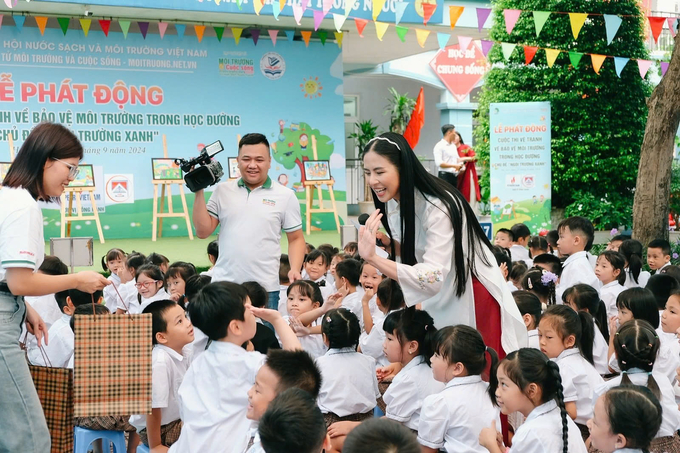 z5866839260446_5fa56475c82a7006ce4936b9c4f5e2c1-095501_840.jpg Hoa hậu Ngọc Hân giao lưu cùng các bạn học sinh trường Tiểu học Mỹ Đình 2 tại mini game trong buổi lễ phát động.