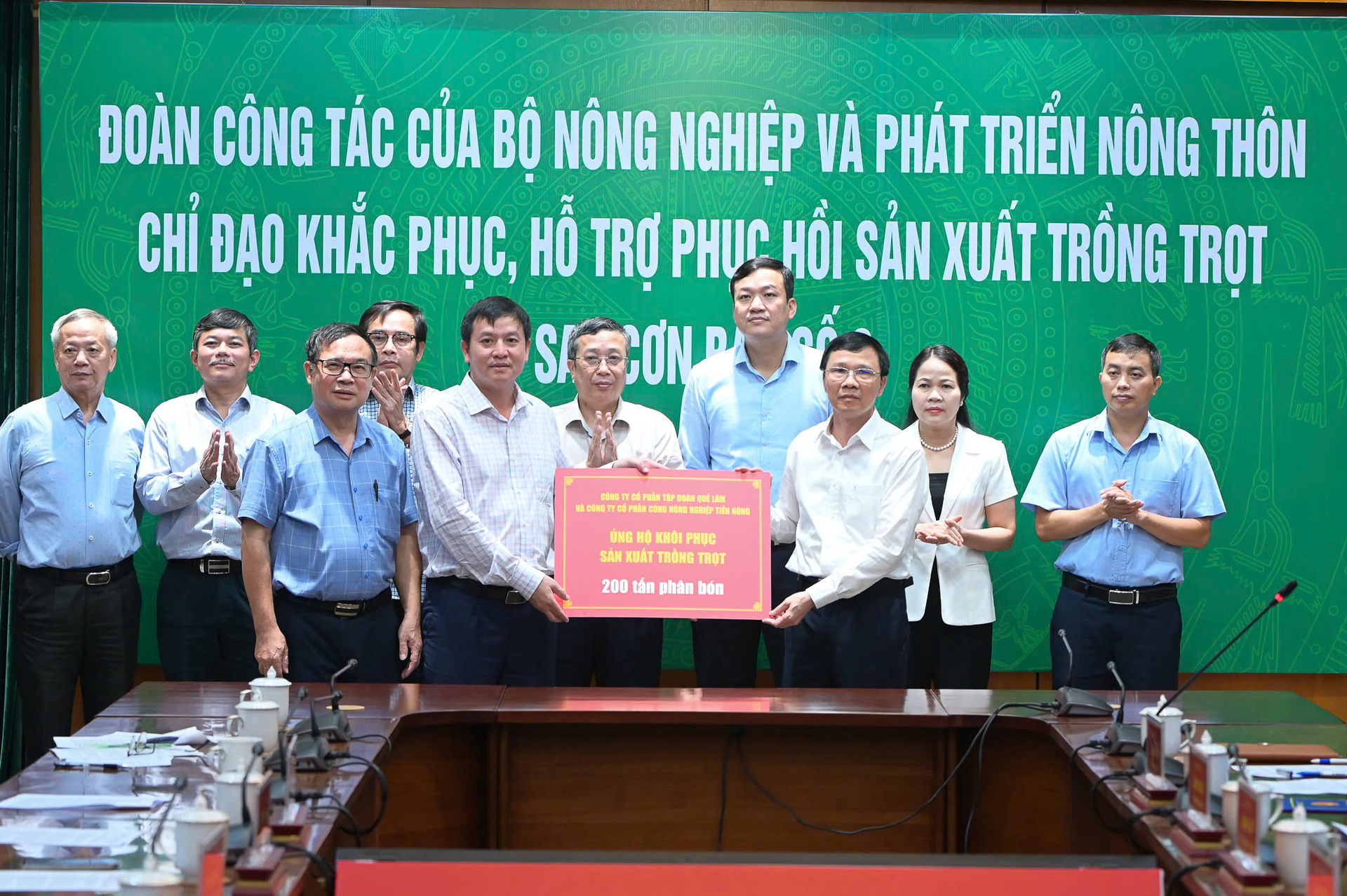 bo-nn-ptnt-keu-goi-them-duoc-hon-300-tan-giong-phan-bon-cho-bac-giang-115924_303.jpg