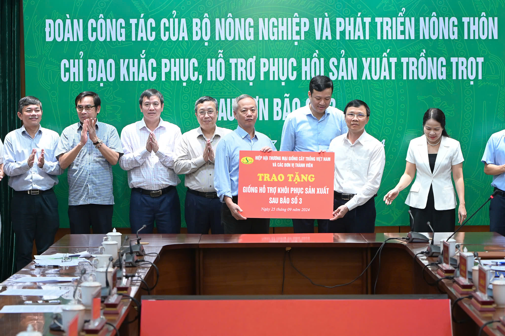 bo-nong-nghiep-va-ptnt-keu-goi-them-duoc-hon-300-tan-giong-phan-bon-cho-bac-giang-130456_504.jpg
