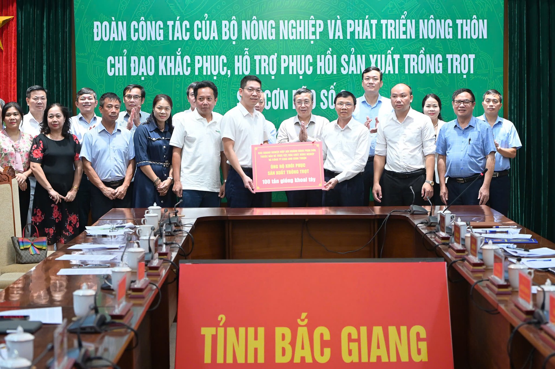 bo-nong-nghiep-va-ptnt-keu-goi-them-duoc-hon-300-tan-giong-phan-bon-cho-bac-giang-130710_862.jpg