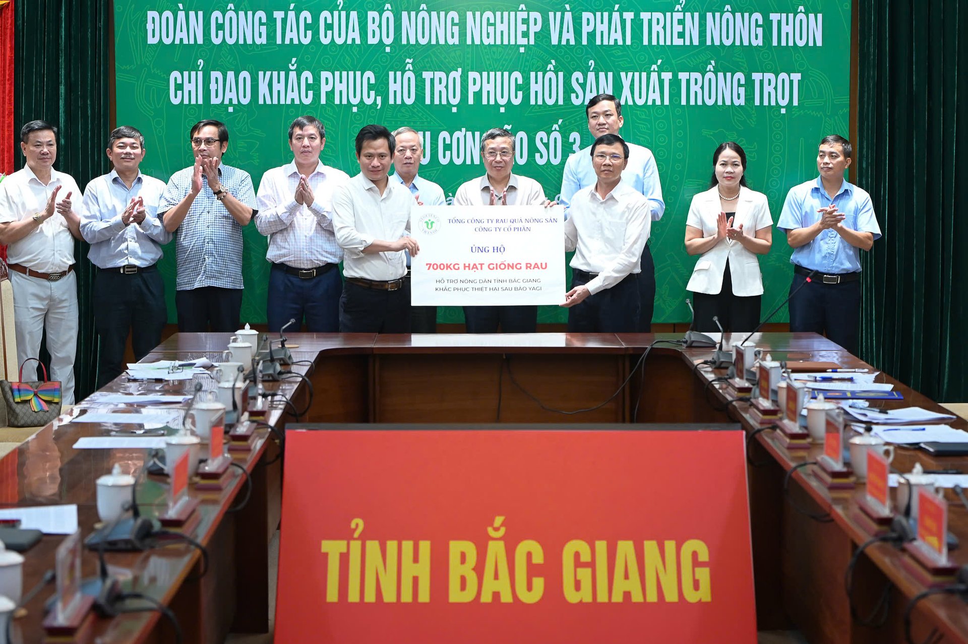 bo-nong-nghiep-va-ptnt-keu-goi-them-duoc-hon-300-tan-giong-phan-bon-cho-bac-giang-131022_909.jpg