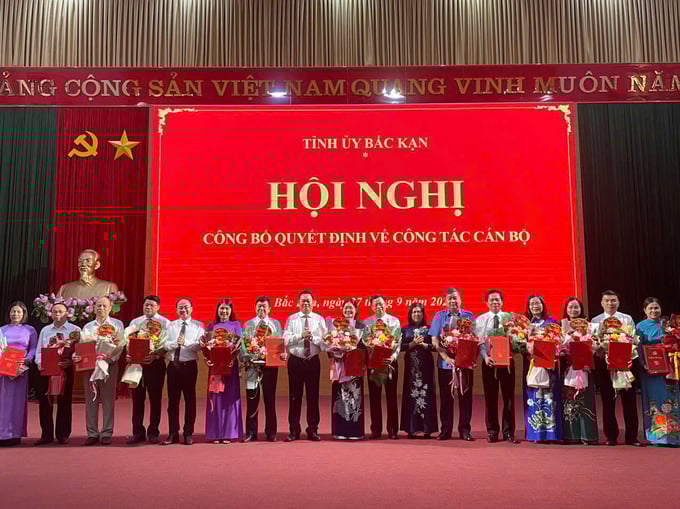 btv-1-174105_965.jpg Lãnh đạo tỉnh Bắc Kạn tặng hoa chúc mừng những người được điều động, bổ nhiệm. Ảnh: Ngọc Tú.