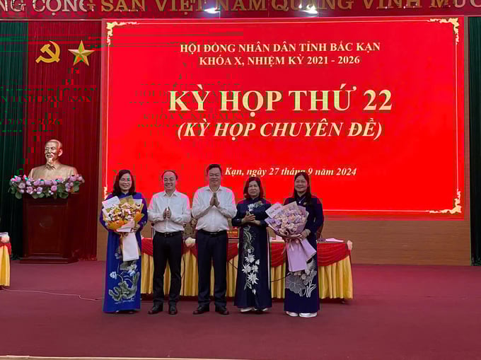 btv-4-174236_504.jpg Trước đó, tại kỳ họp thứ 22, HĐND tỉnh khóa X, bà Hoàng Thu Trang (ngoài cùng bên phải) được bầu giữ chức Phó Chủ tịch UBND tỉnh, bà Trần Thị Lộc (ngoài cùng bên trái) được bầu giữ chức Phó Chủ tịch HĐND tỉnh Bắc Kạn. Ảnh: Ngọc Tú.