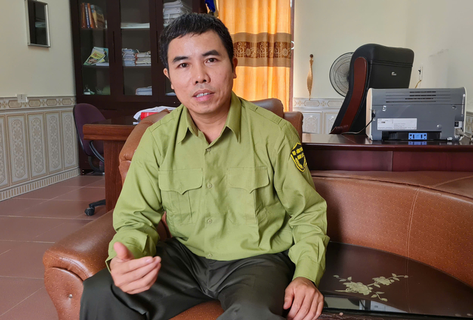 z5872325444250_bb40cac8bd8e81aa528a6431b0f9737b-131652_202.jpg Với anh Võ Hiền Tuân, việc ứng phó sâu bệnh còn nhọc nhằn hơn nhiệm vụ chữa cháy rừng. Ảnh: Việt Khánh.