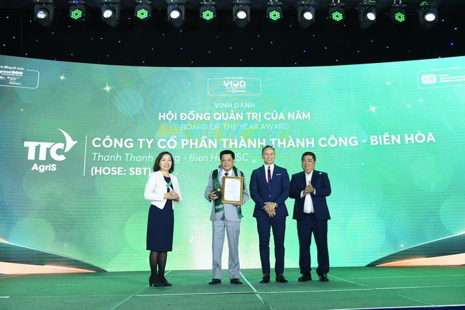 tien-si-tran-tan-viet-dong-hanh-cung-su-menh-kien-tao-nong-nghiep-tuan-hoan-143914_868.jpg Ông Trần Tấn Việt - Thành viên HĐQT đại diện TTC AgriS nhận giải thưởng Hội đồng Quản trị của năm (Board of The Year Award).