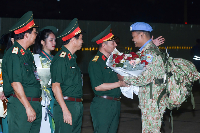 benh-vien-da-chien-11-021217_152.jpg Đại tá Mạc Đức Trọng, Phó Cục trưởng Cục Gìn giữ Hòa bình Việt Nam; Thiếu tướng Trần Quốc Việt, Giám đốc Bệnh viện Quân y 175; Thiếu tướng Nguyễn Hồng Sơn, nguyên Giám đốc Bệnh viện Quân y 175 chào đón BVDC 2.5 về nước.