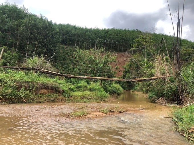 cay-cau-treo-chenh-venh-tren-song-tai-thon-dak-lung-xa-kon-dao-huyen-dak-to-161050_912.jpg Cây cầu treo chênh vênh trên sông tại thôn Đăk Lung (xã Kon Đào, huyện Đăk Tô). Ảnh: Đăng Lâm.