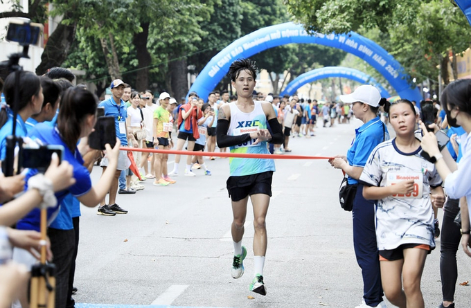 ccc-111221_126.jpg Nguyễn Trung Cường về nhất giải lần này trong nội dung nam chuyên nghiệp.