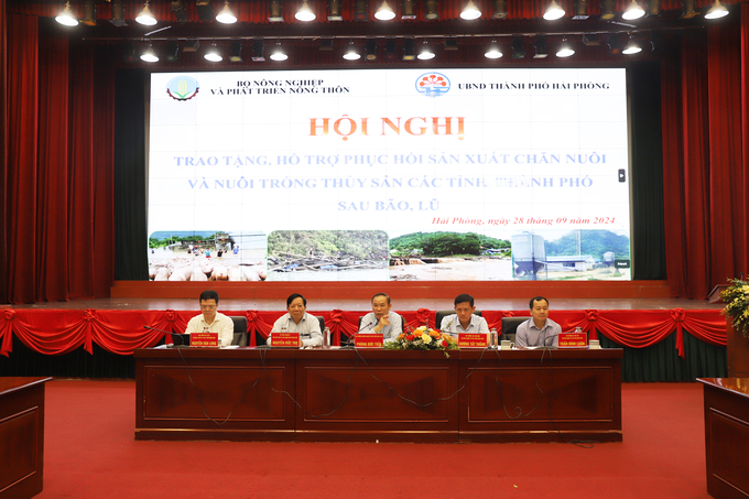 hon-160-ty-dong-duoc-cac-doanh-nghiep-dong-hanh-chia-se-voi-nguoi-dan-134531_859.jpg Thứ trưởng Phùng Đức Tiến (giữa ảnh) dự và đồng chủ trì hội nghị. Ảnh: Đinh Mười.