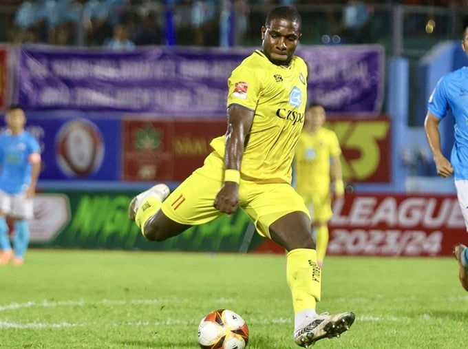 rimario1-163749_825.jpg Tiền đạo Rimario đã bị chấn thương phải nghỉ ngay sau vòng 1 V.League 2024/2025. Ảnh: VPF