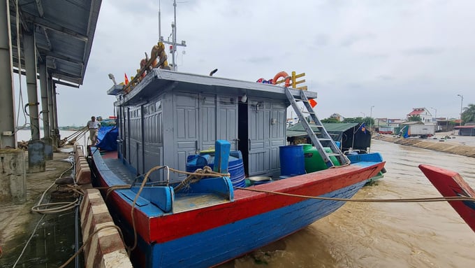 z5869559978814_d5ec55e81e818b3f7889519d001e8f8a-163737_166.jpg Hiện cảng cá Cửa Hội chỉ có duy nhất tàu vỏ gỗ của ông Nguyễn Sỹ Thiết neo đậu tại cảng trong 2 năm qua. Ảnh: Ngọc Linh.