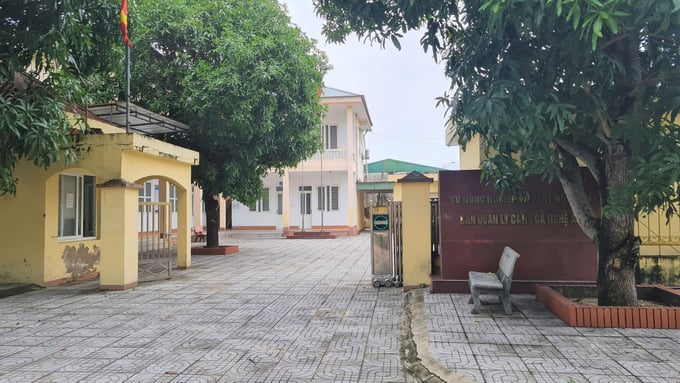 z5869559985508_47278bb66425c0b79e54cf9166a181b0-163739_567.jpg Những năm gần đây tàu thuyền ra vào cảng cá Cửa Hội ngày càng ít nên hoạt động của cảng cá này ngày càng khó khăn. Ảnh: Việt Khánh.