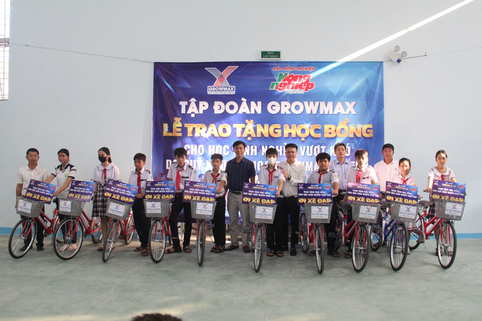 1-131633_390.jpg 10 chiếc xe đạp được trích từ Quỹ khuyến học GrowMax trao tặng cho các em học sinh có hoàn cảnh khó khăn ở Quảng Ngãi. Ảnh: L.K.