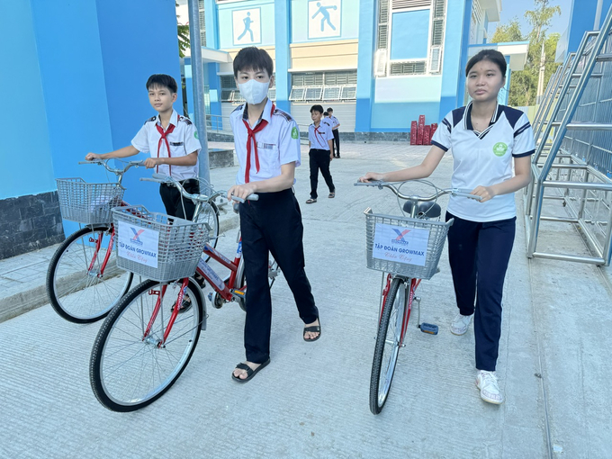 2-131633_281.jpg Những chiếc xe đạp mới sẽ là người bạn đồng hành cùng các em học sinh theo đuổi ước mơ cùng con chữ. Ảnh: L.K.