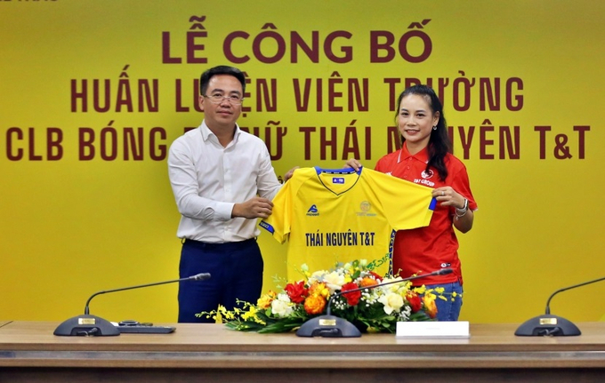 thanh-1-142827_359.jpg HLV Văn Thị Thanh làm HLV trưởng đội Thái Nguyên T&T.