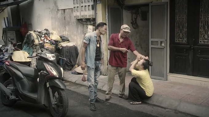 truc-tiep-hoa-sua-ve-trong-gio-tap-23-tren-vtv1-hom-nay-30-9-2024-152007_292.jpg Bà Trúc tận mắt thấy côn đồ đến nhà ông Tùng quậy phá. Ảnh CMH