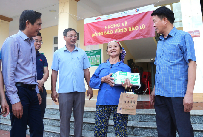 z5877986656573_e9df195e51a6e1fa770b3eff4c7b5b0d-152542_828.jpg Niềm vui của một người dân xã Quảng Bạch, huyện Chợ Đồn, Bắc Kạn khi nhận được những phần quà từ các nhà tài trợ. Ảnh: Phạm Hiếu.